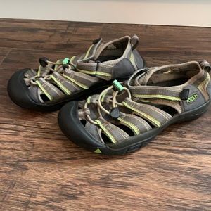 KEEN size 3